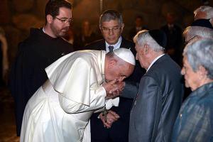 pope-francis-jews-kisses-hands-holocaust